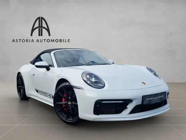 Porsche 992 view 3