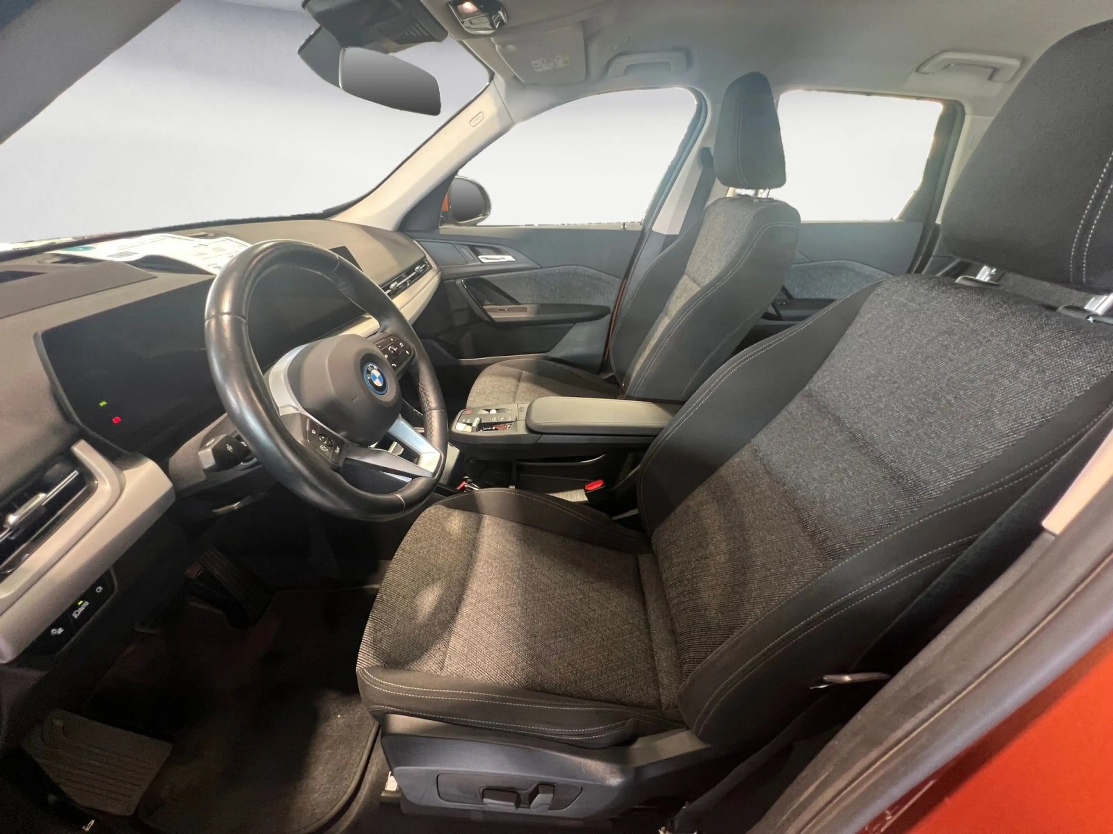 BMW iX1 xDrive30 Head-Up AHK ACC — photo 13