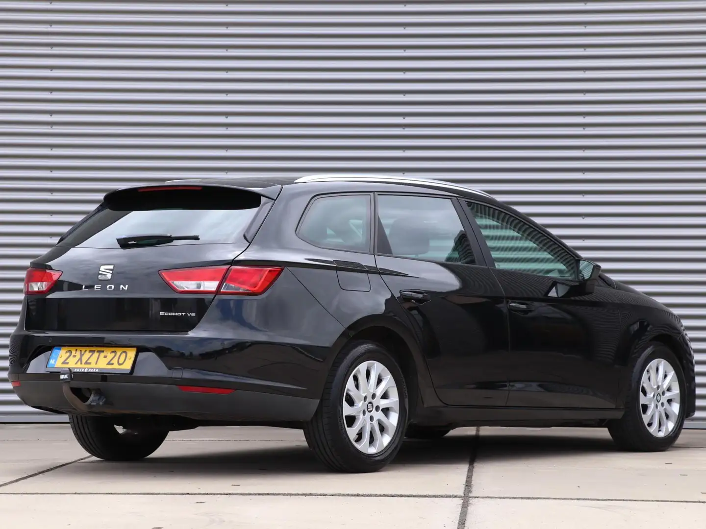 SEAT Leon ST 1.6 TDI Style Ecomotive *Navigatie*Trekhaak* Zwart - 2