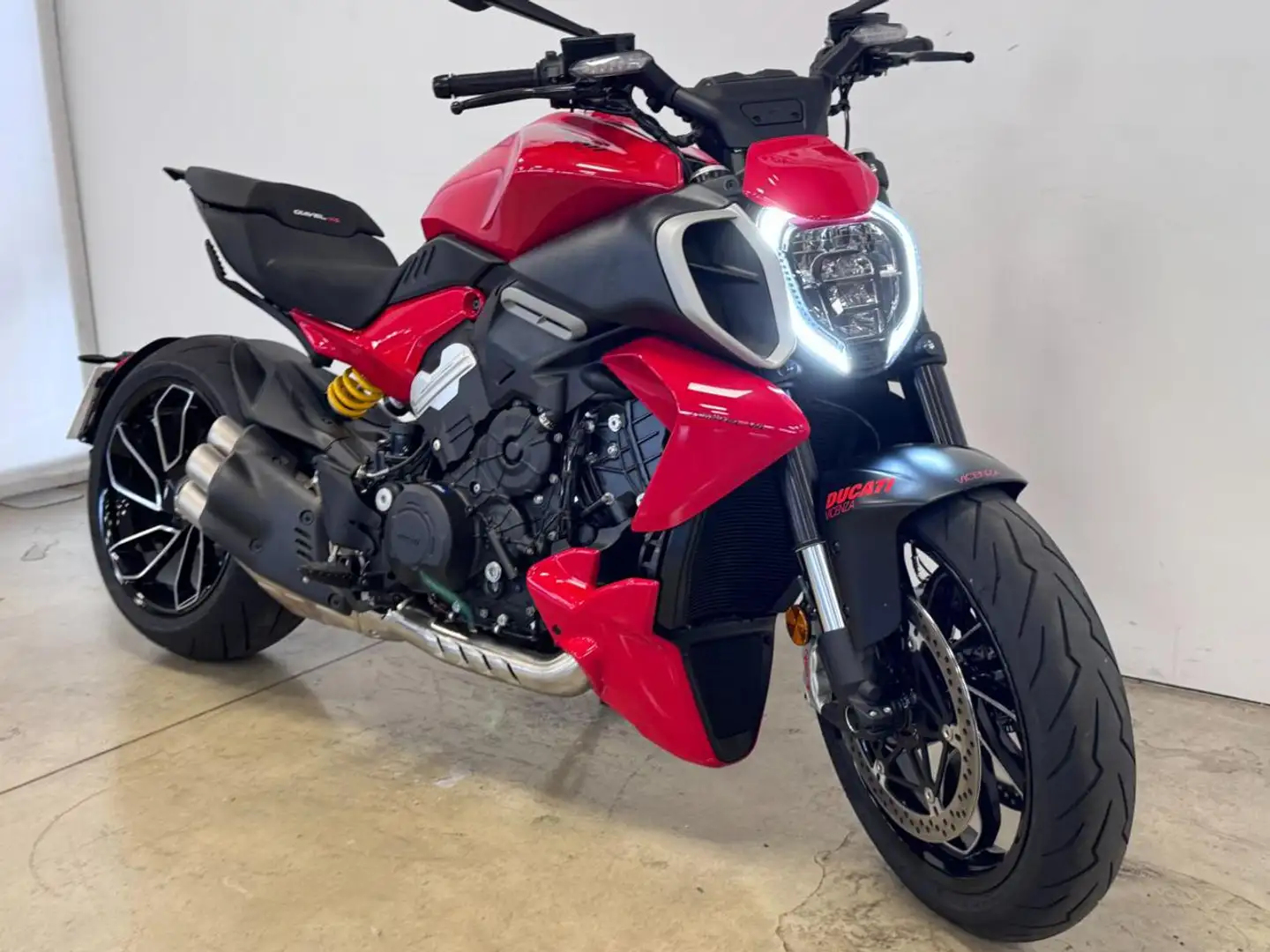 Ducati Diavel V4 RED Rosso - 2