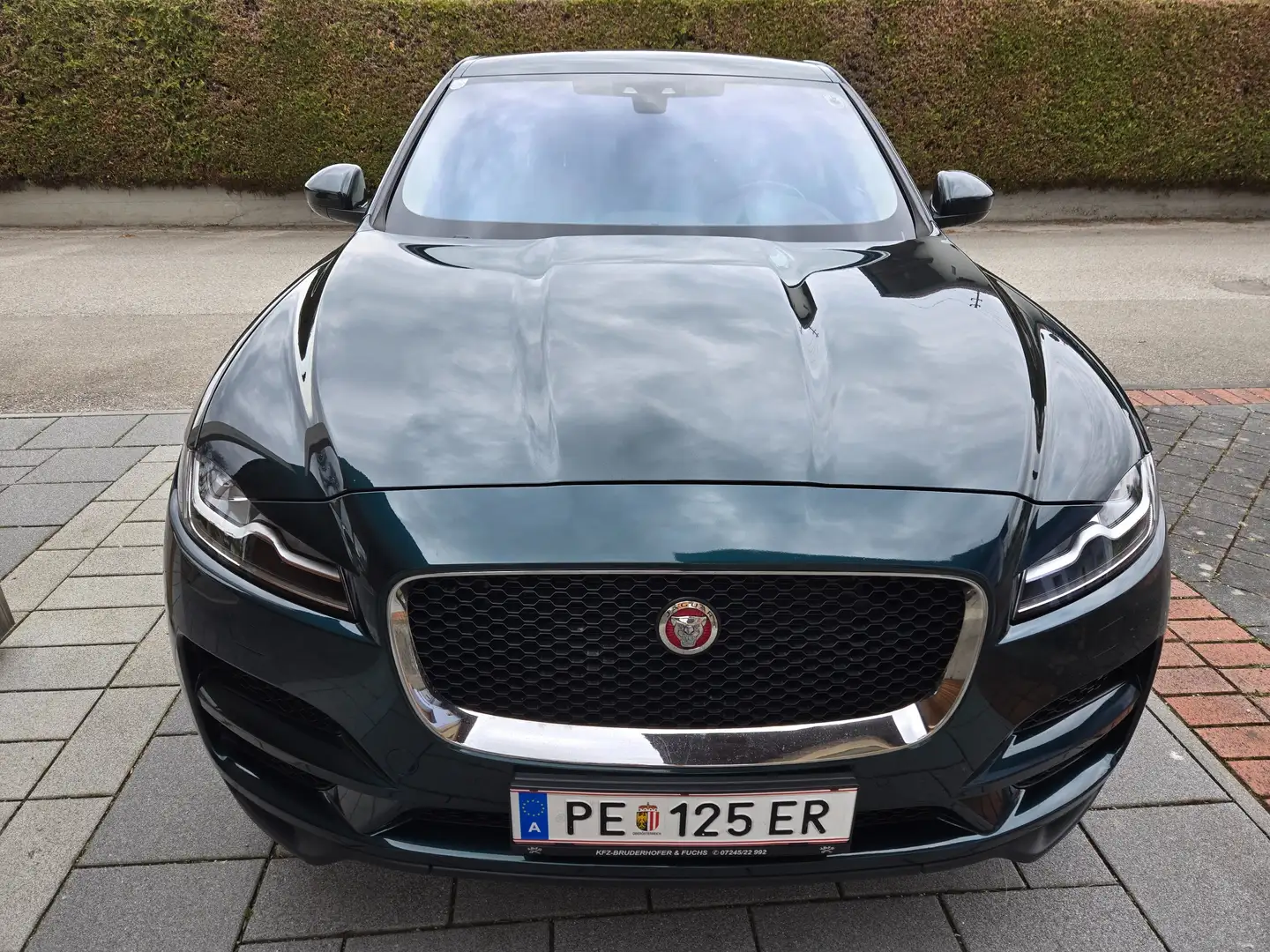 Jaguar F-Pace 20d AWD Prestige Aut. British Racing Green Grün - 2