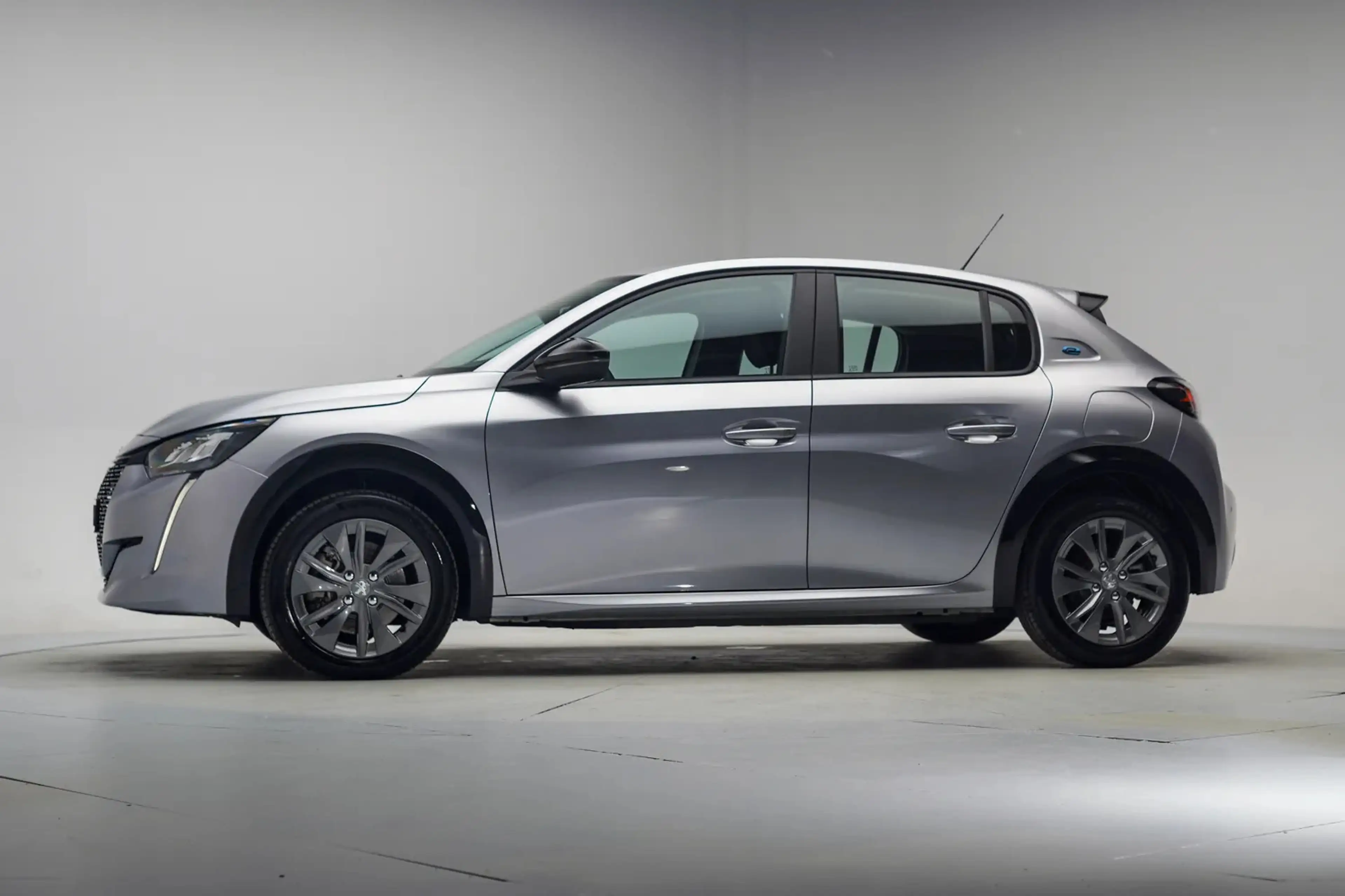 Peugeot e-208 50 kWh Active 3-Fase [ Apple/Android PDC Clima ] — photo 2