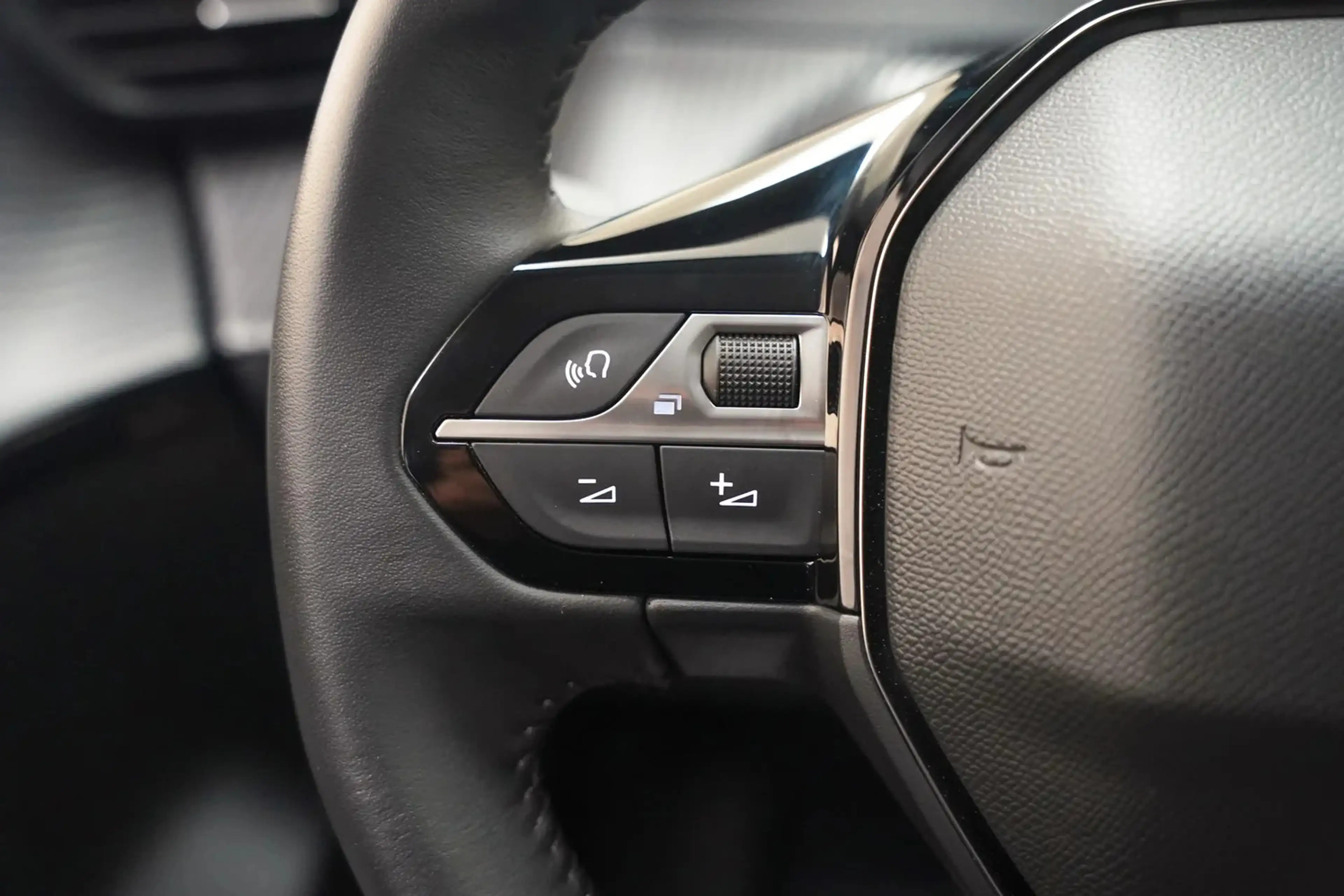 Peugeot e-208 50 kWh Active 3-Fase [ Apple/Android PDC Clima ] — photo 15