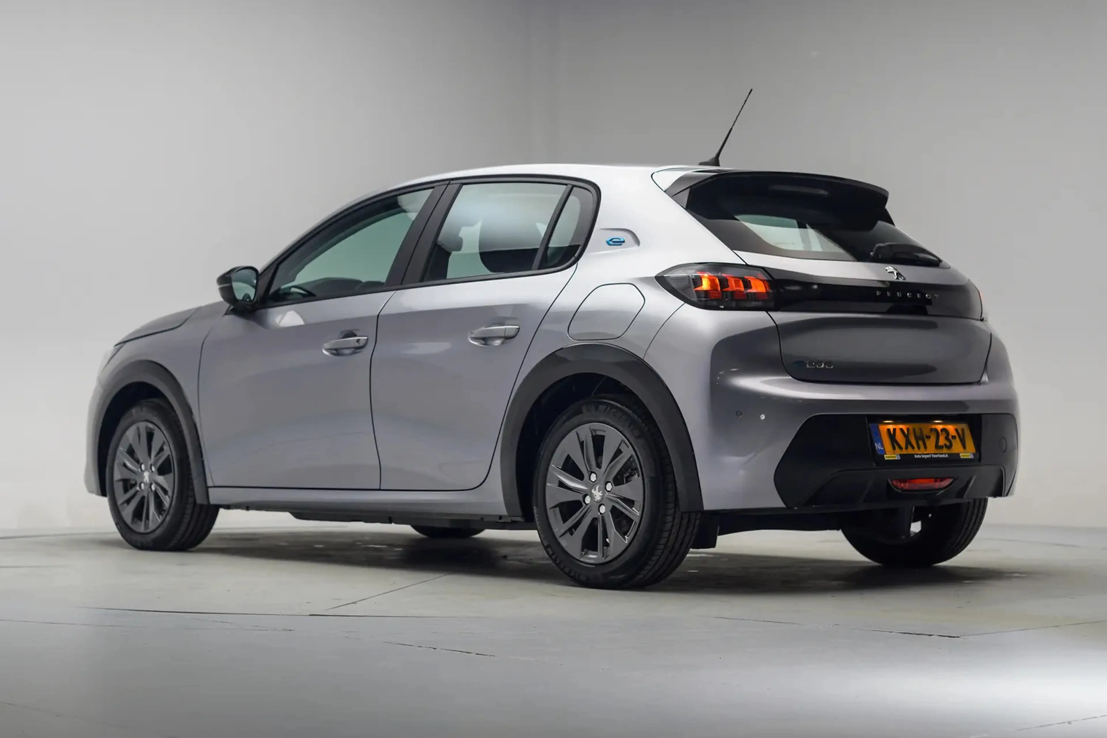 Peugeot e-208 50 kWh Active 3-Fase [ Apple/Android PDC Clima ] — photo 3