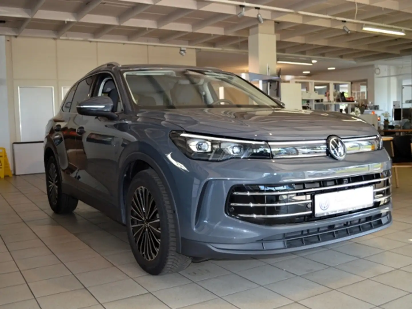 Volkswagen Tiguan 1.5 eTSI Elegance AHK 360° MATRIX NAVI Gris - 1
