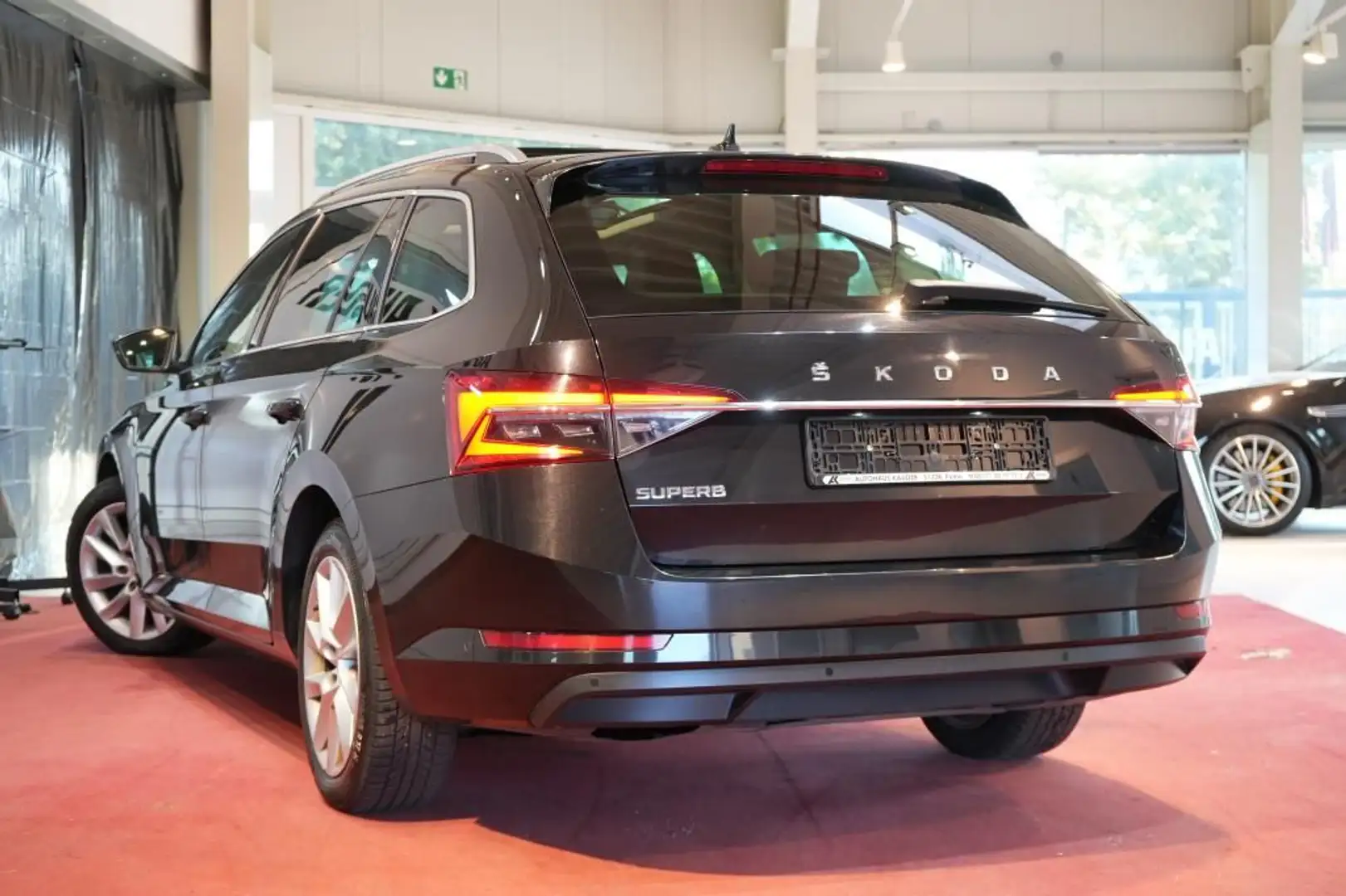 Skoda Superb Combi 2.0 TDI DSG Style*LED*Virtual*Pano* Schwarz - 2