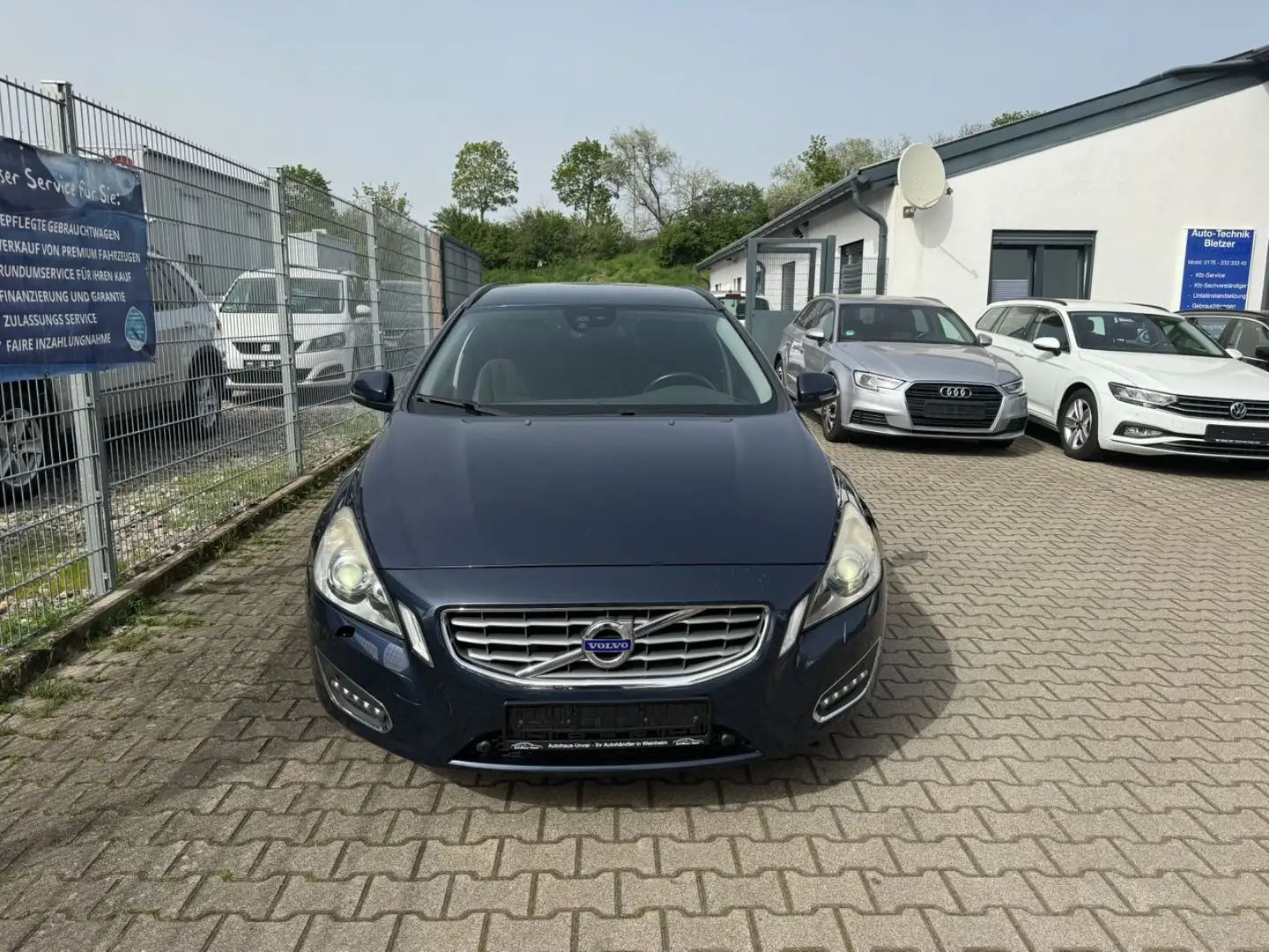 Volvo V60 Kombi Momentum 2.0D Blau - 2