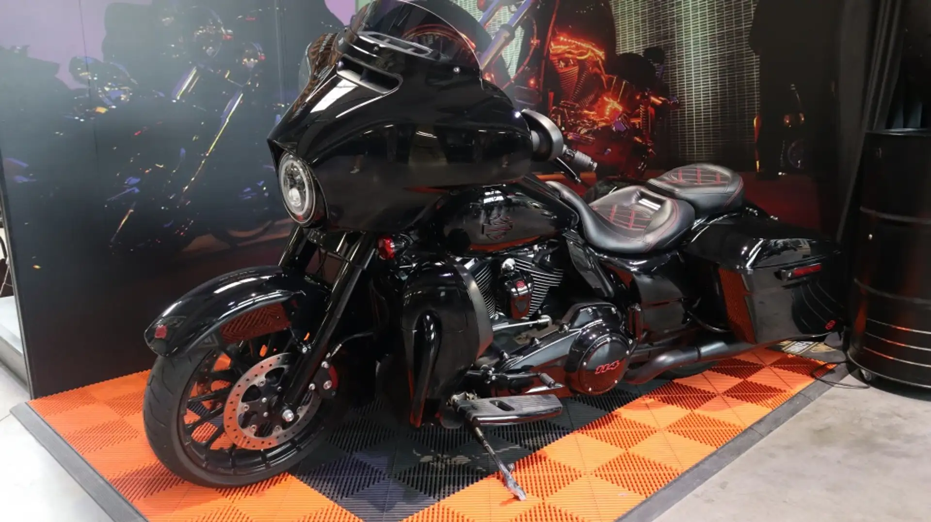 Harley-Davidson Street Glide Chopper Zwart - 1