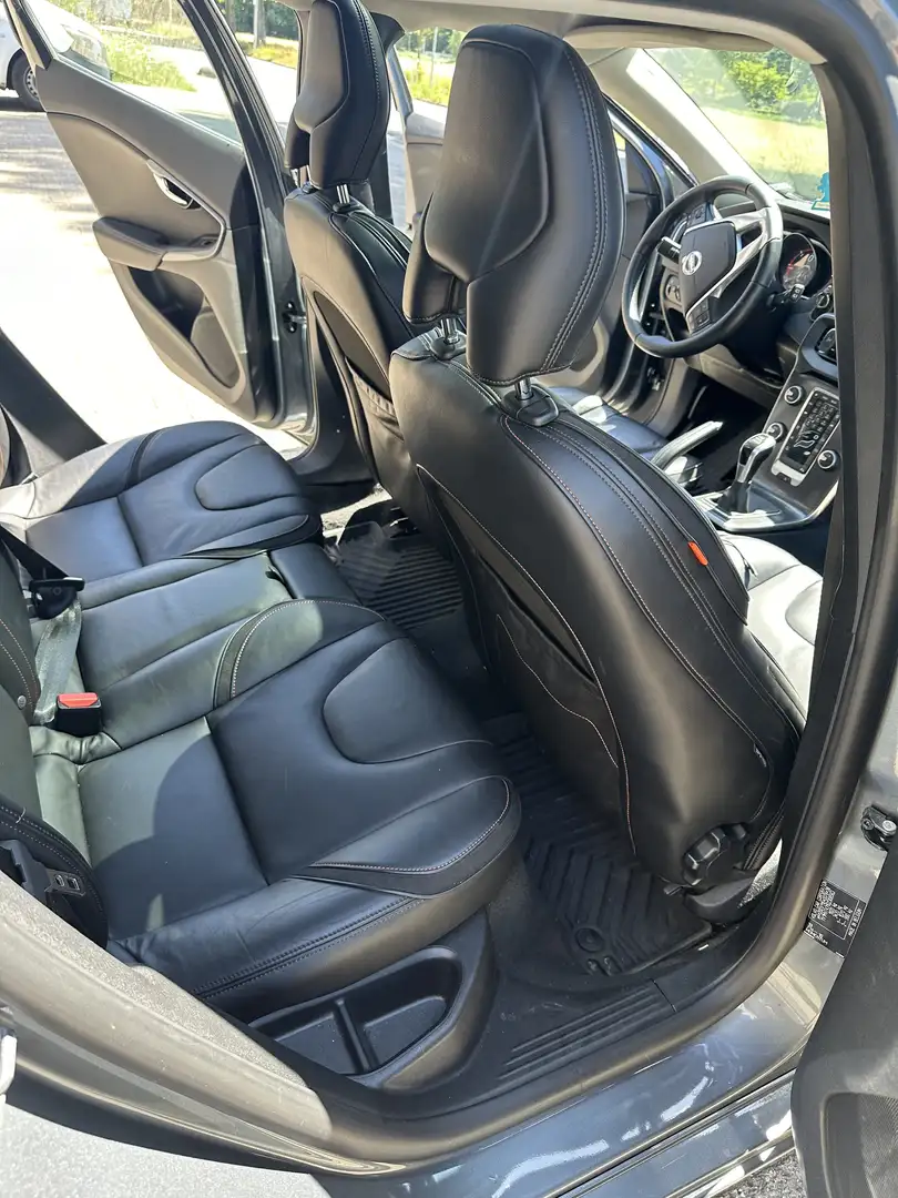 Volvo V40 2.0 D2 /PANO/NAVI/E6✅ Grijs - 2