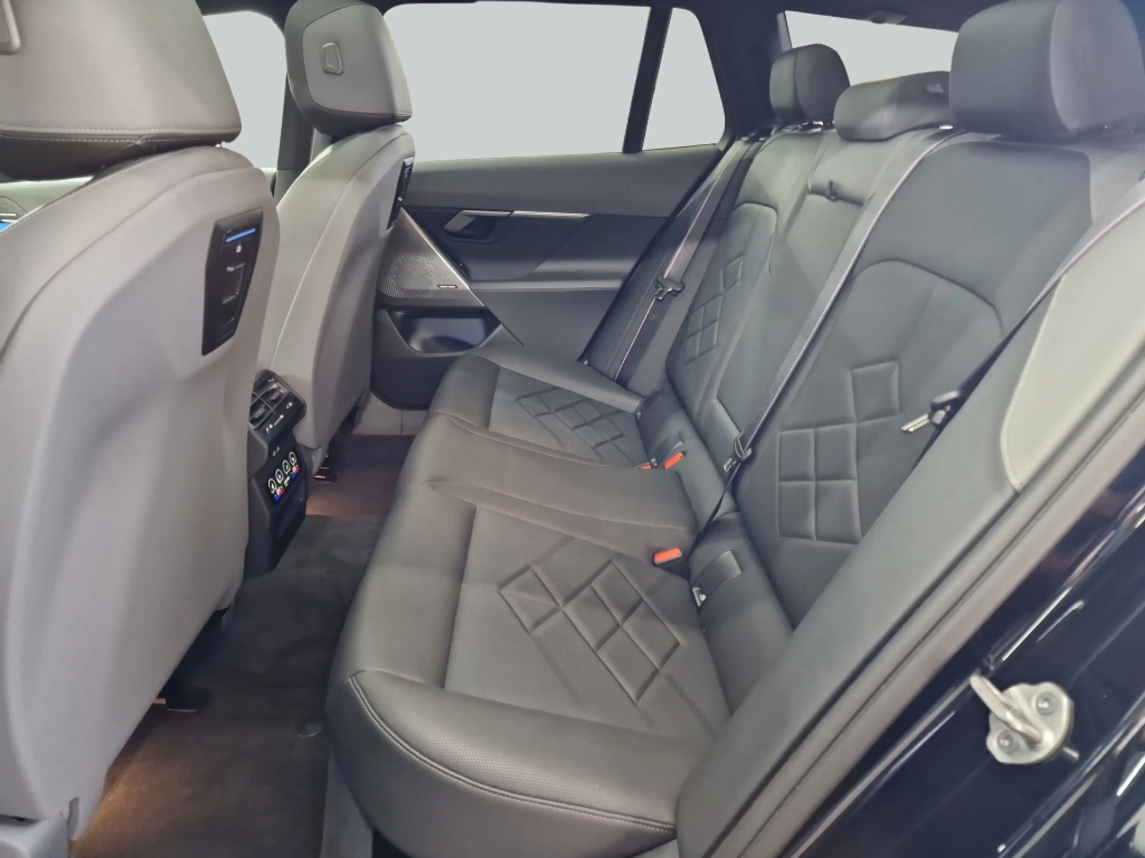 BMW i5 M60 Touring M-PaketPro AHK Pano H&K LED — photo 13