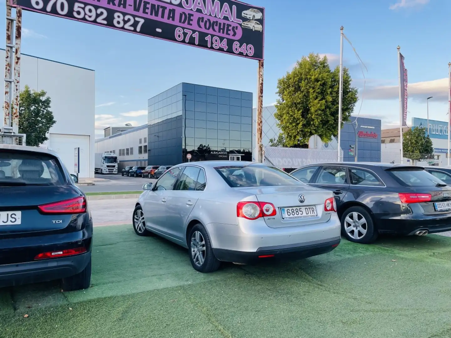 Volkswagen Jetta 2.0TDI Advance Gris - 2