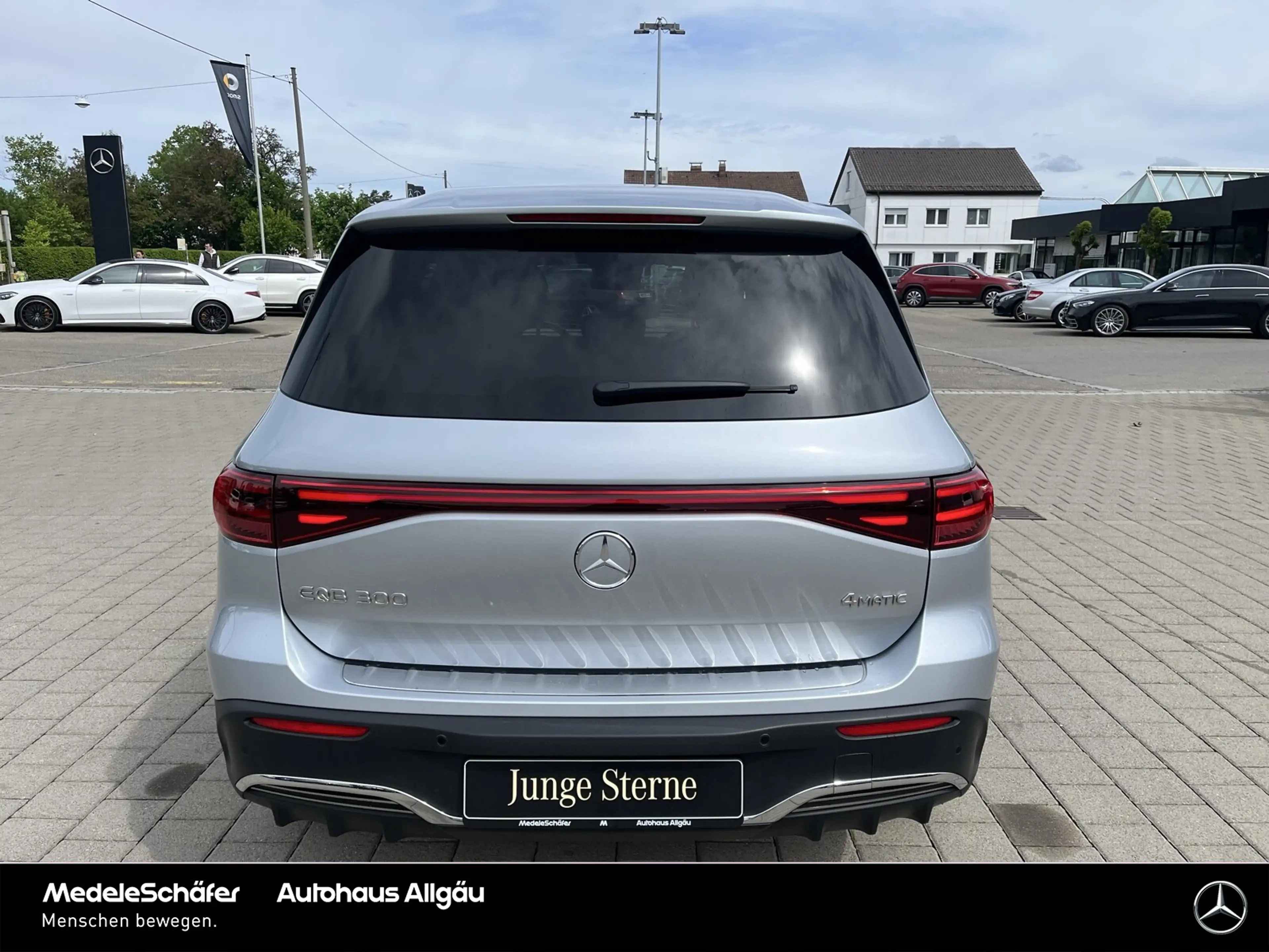 Mercedes-Benz EQB 300 EQB 300 4M AMG Vorr.-Distronic Burmester Keyless — photo 4