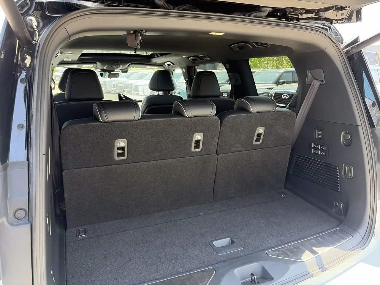 Infiniti QX80 снимка Infiniti QX80