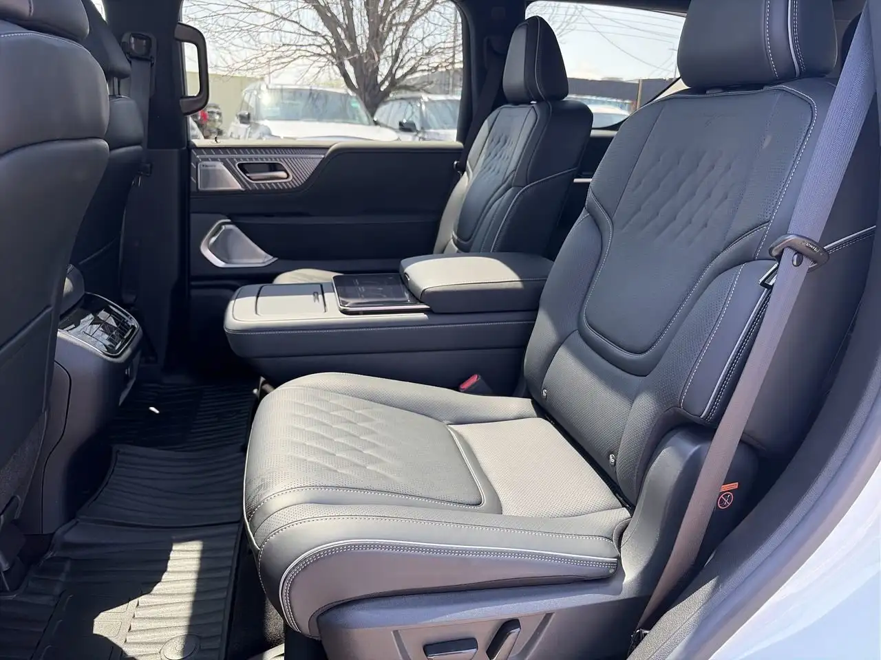 Infiniti QX80 снимка Infiniti QX80