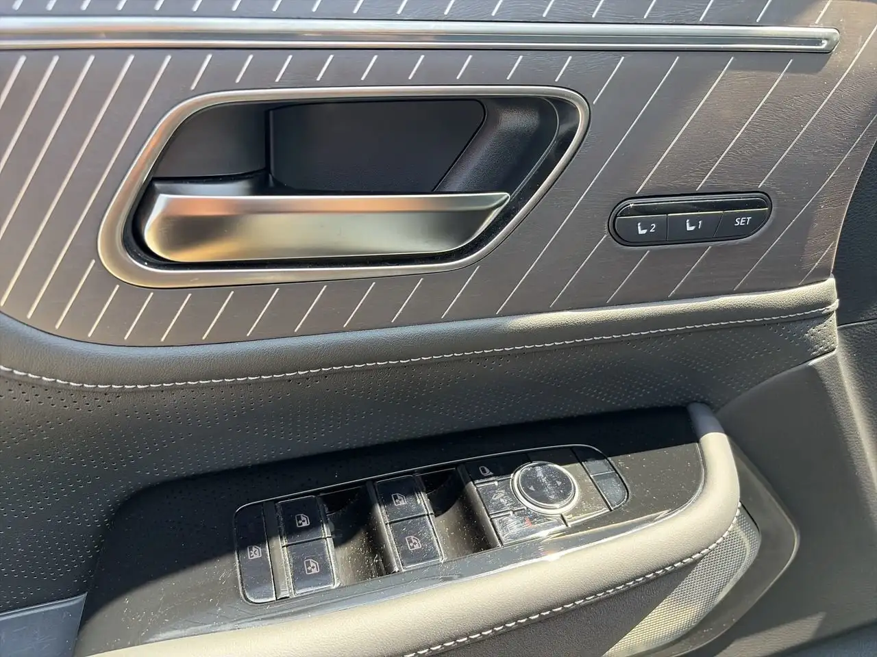 Infiniti QX80 снимка Infiniti QX80