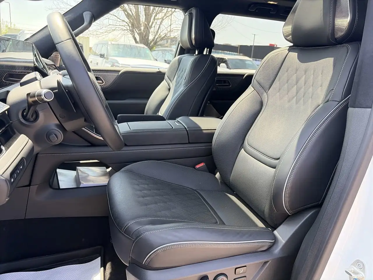 Infiniti QX80 снимка Infiniti QX80