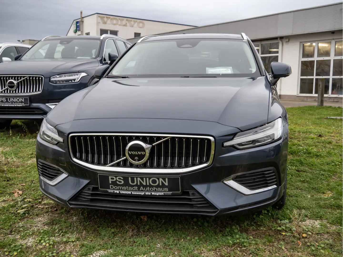 Volvo V60 Kombi 2.0 Plus Bright T6 AWD STANDHZ LED Blau - 2
