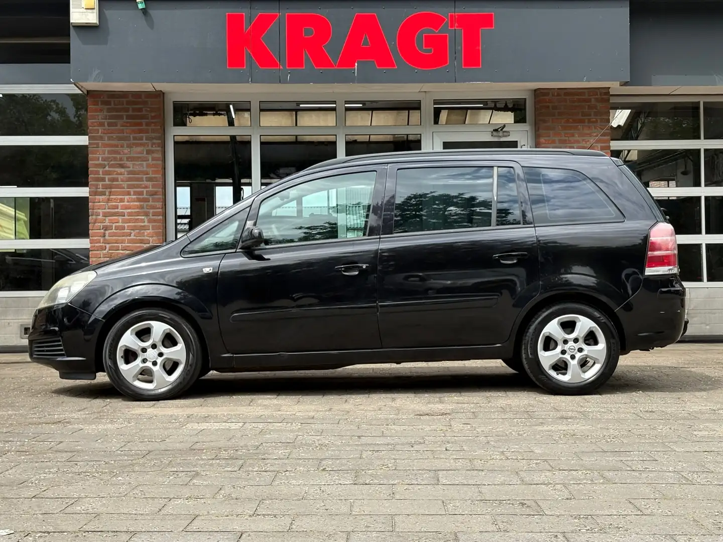 Opel Zafira Enjoy 1.8 140 pk - 7 persoons - Zwart - 2