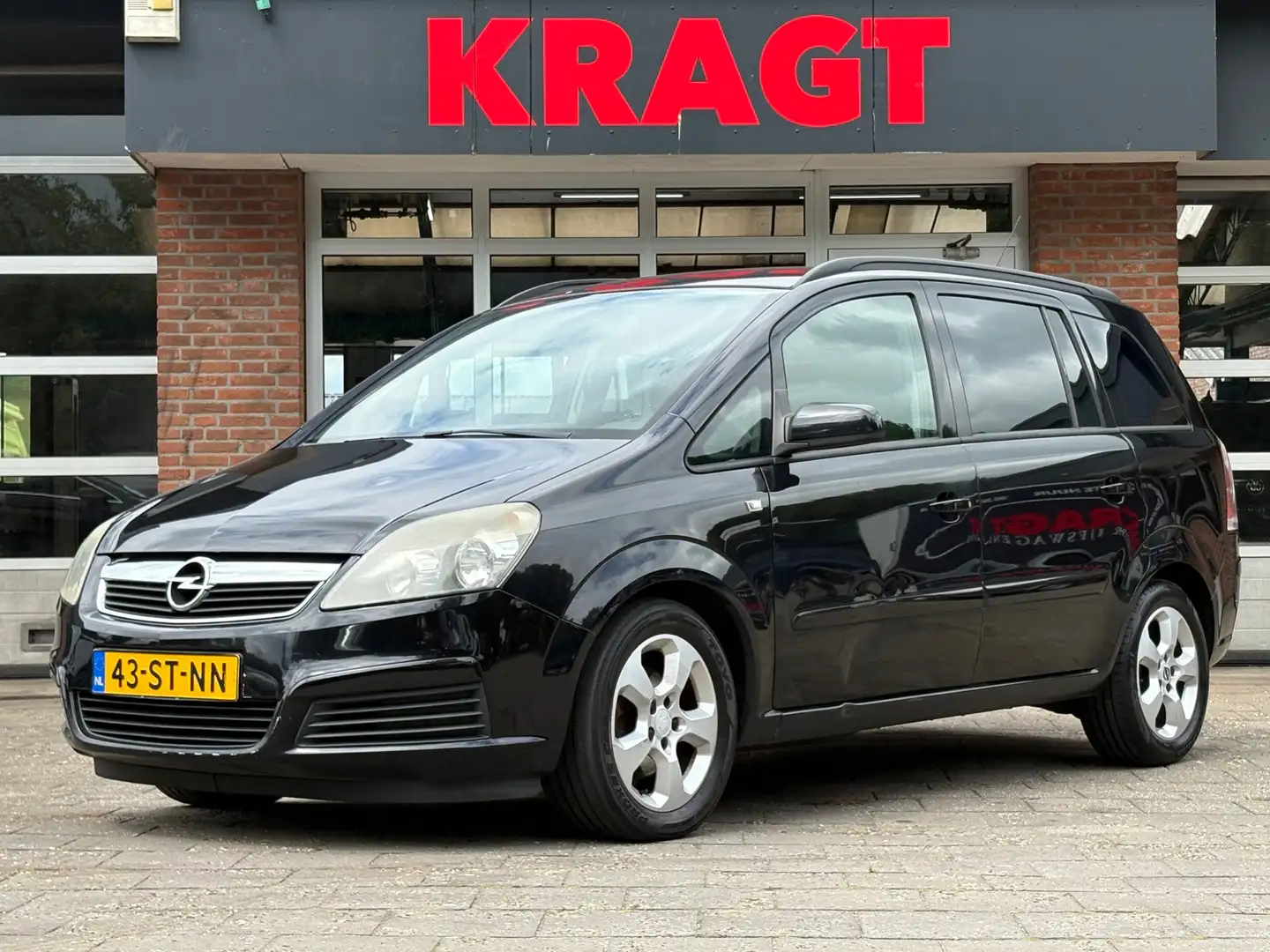 Opel Zafira Enjoy 1.8 140 pk - 7 persoons - Zwart - 1