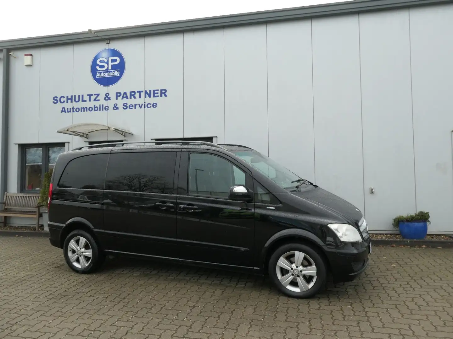 Mercedes-Benz Viano 2.2 CDI Edition // 2.Hd., Scheckh., AHK, Schwarz - 2