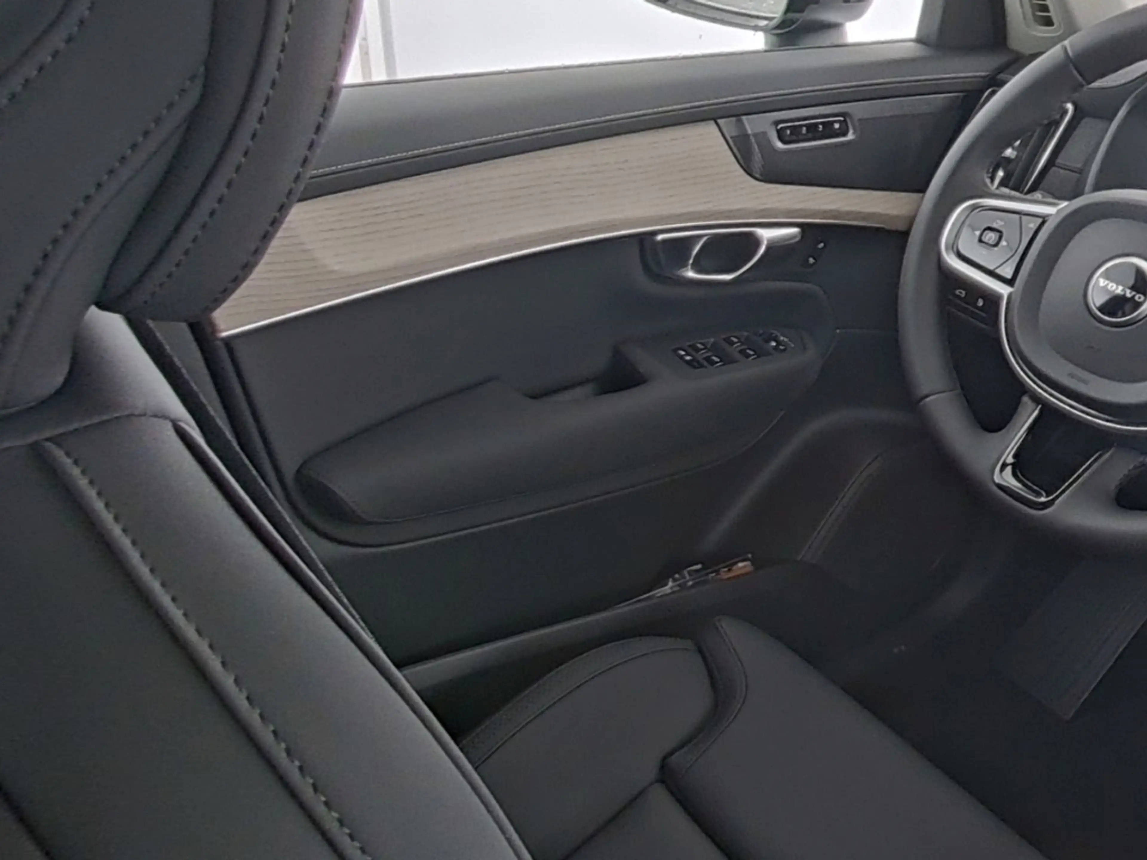 Volvo XC90 Plus Dark T8 Recharge Plug-In Hybrid AWD 7-Sitzer — photo 12