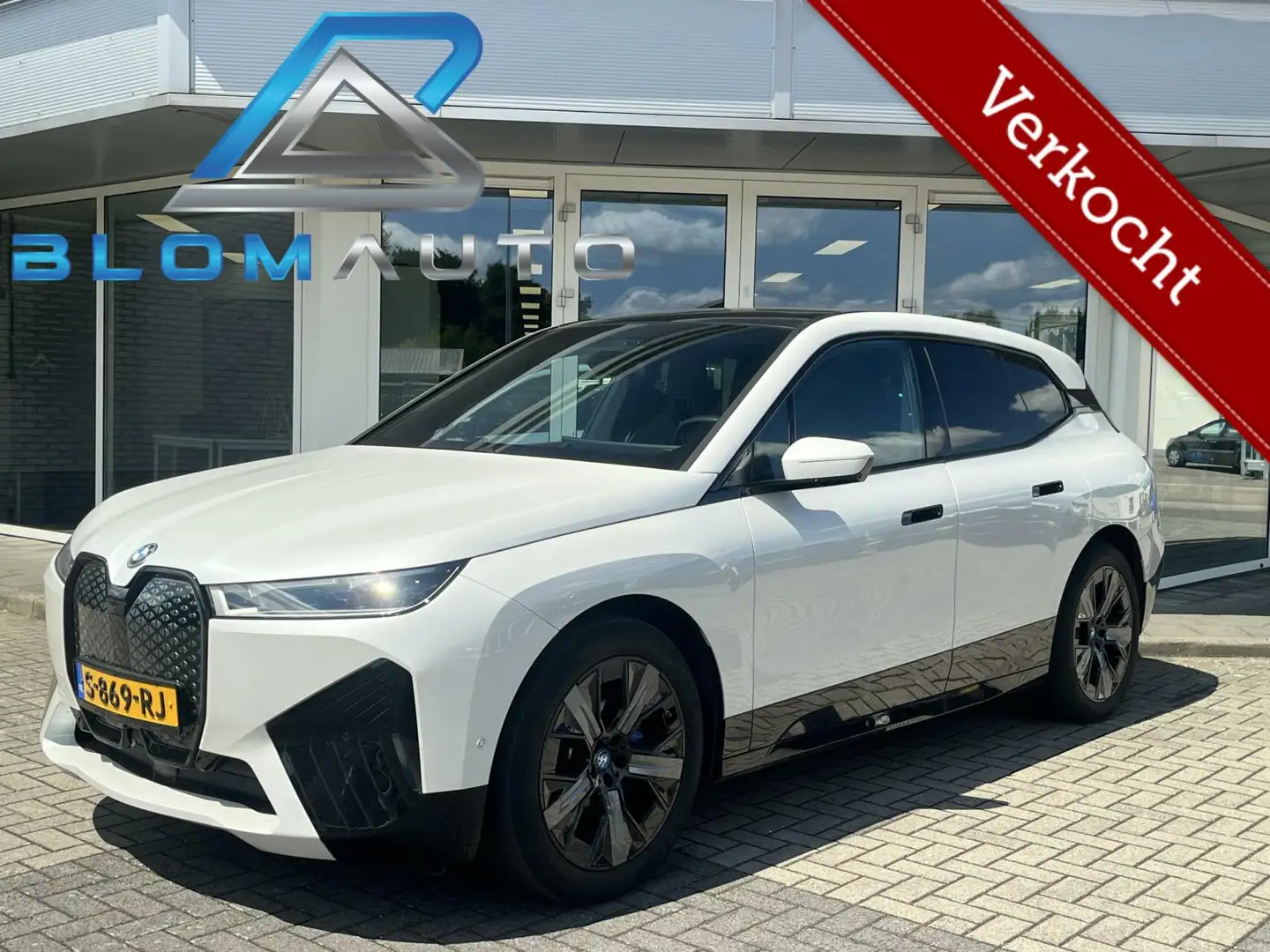 BMW iX xDrive50 112 kWh 524PK M-SPORT+PANO+H&K+LASER+TREK Weiß - 1