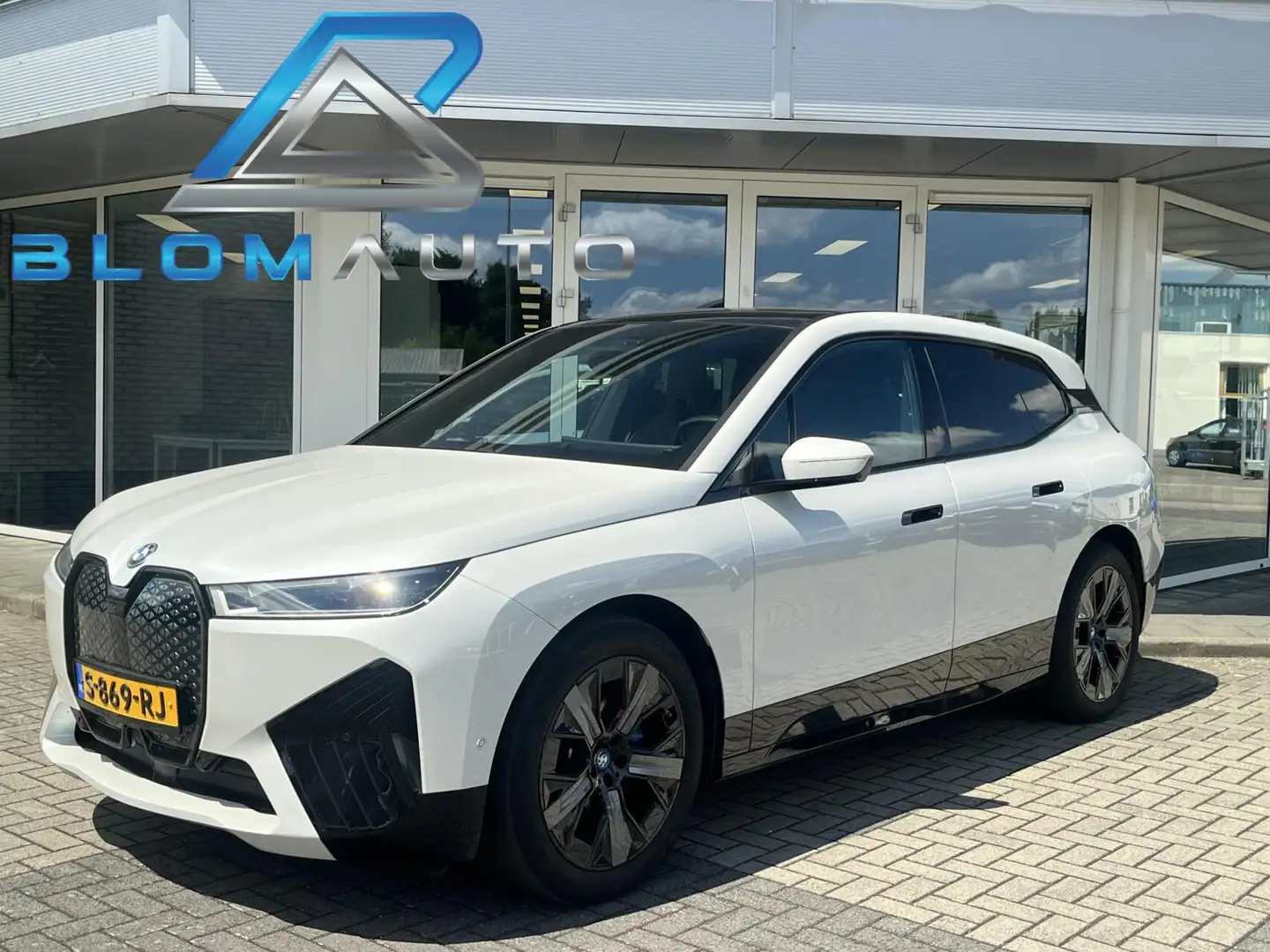 BMW iX xDrive50 112 kWh 524PK M-SPORT+PANO+H&K+LASER+TREK Wit - 1