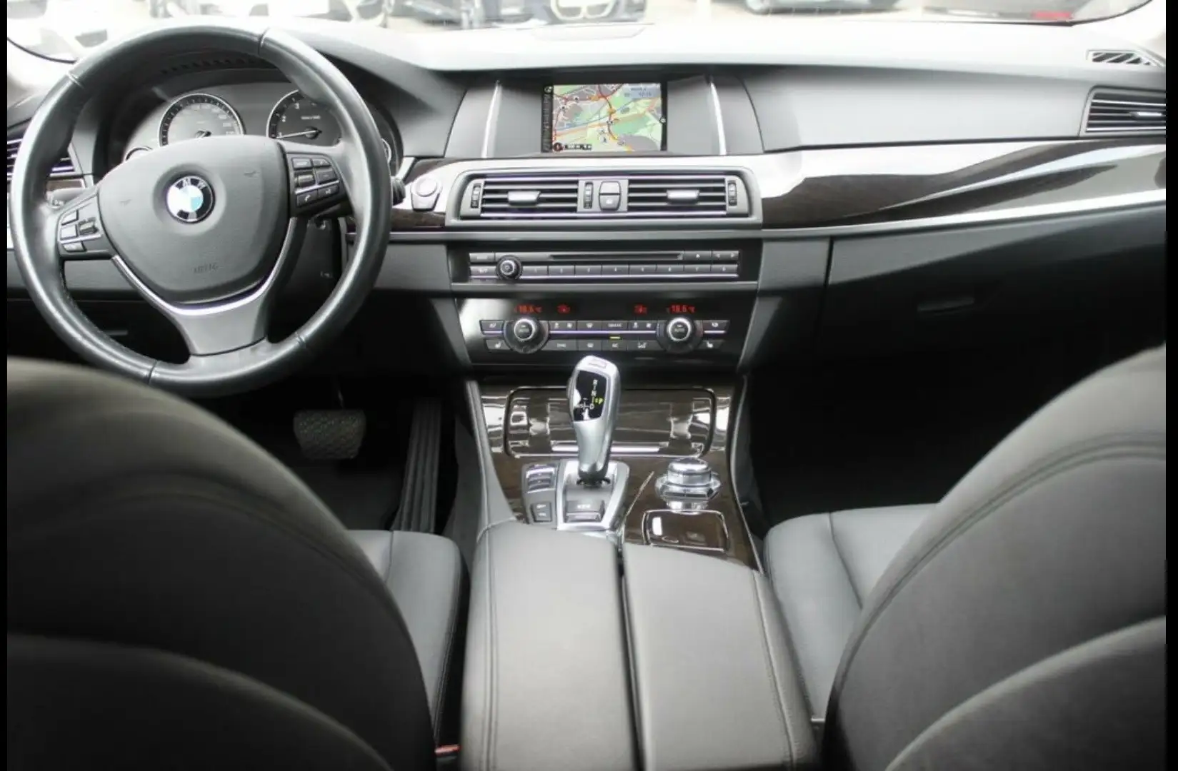 BMW 528 528i xDrive Touring Aut. Luxury Line Grau - 2