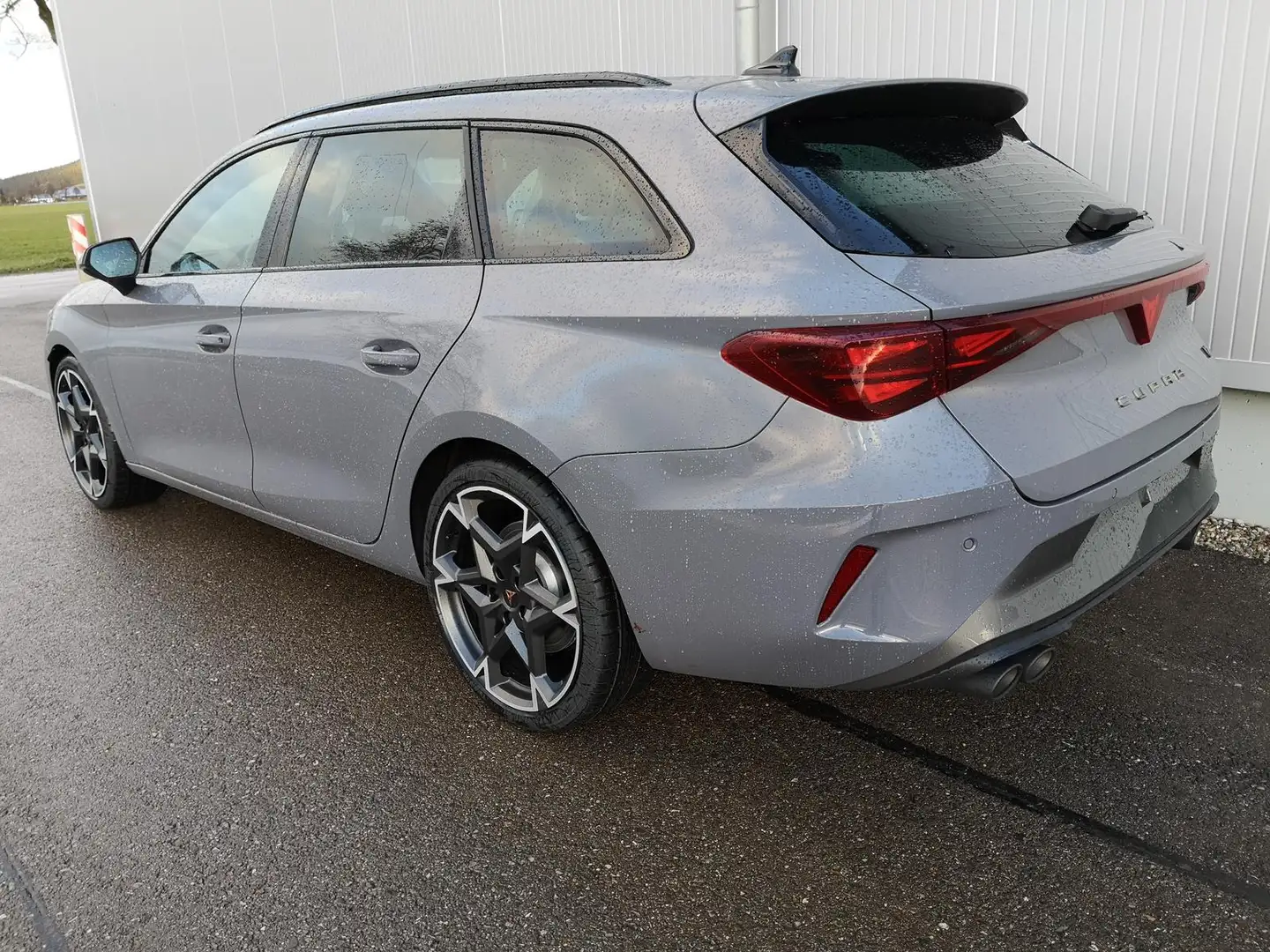 CUPRA Leon Kombi 2.0TSI DSG 4x4 AHK GV5 LED el. Hk Grau - 2