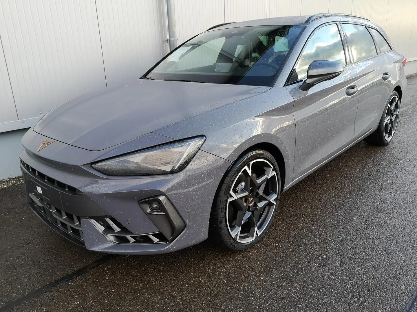 CUPRA Leon Kombi 2.0TSI DSG 4x4 AHK GV5 LED el. Hk Grau - 1