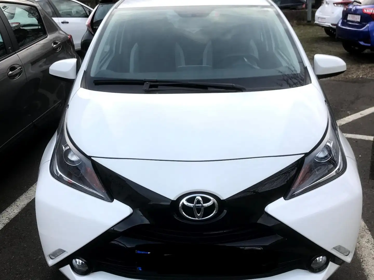 Toyota Aygo x-play touch bijela - 2