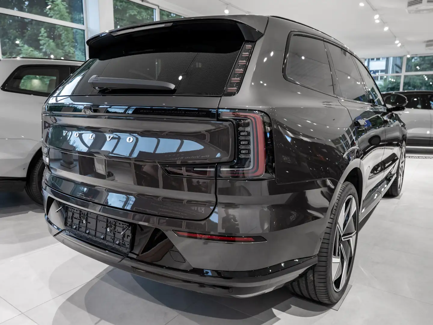 Volvo EX90 Ultra Performance Pure Electric AWD 360° Grau - 2
