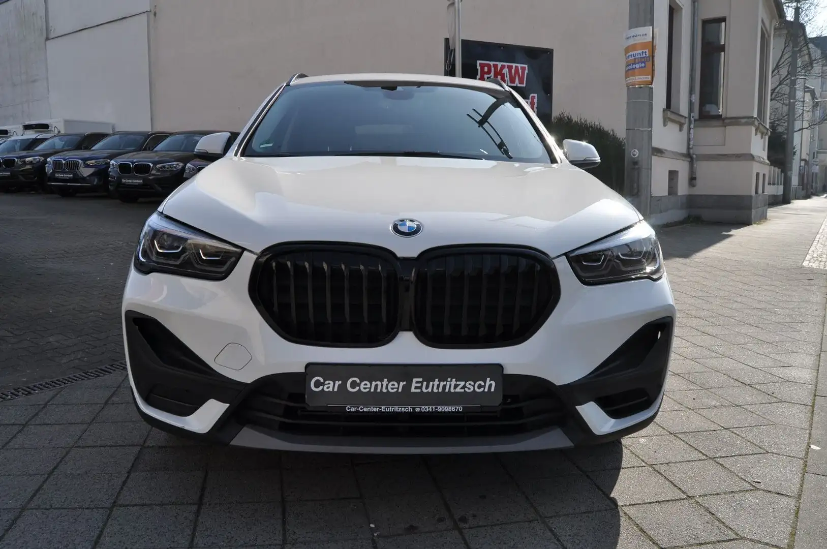 BMW X1 xDrive 25e Hybrid LEDER Navi Kamera DAB AHK Weiß - 2