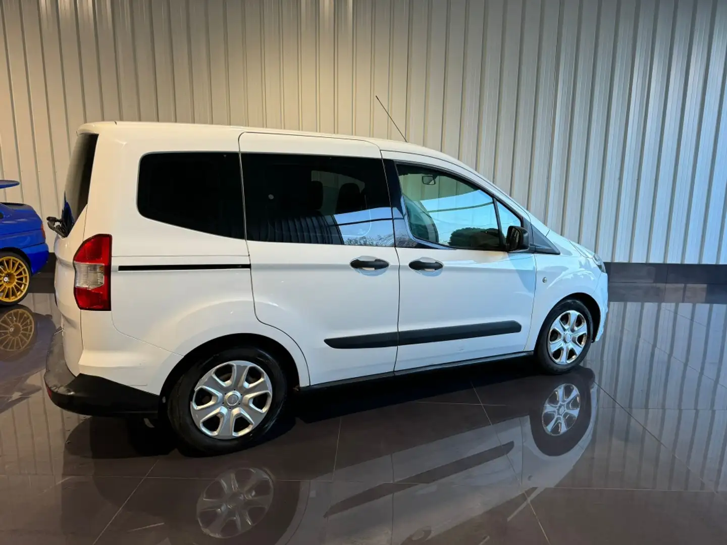 Ford Tourneo Courier 1.5TDCi Ambiente 75 Wit - 1