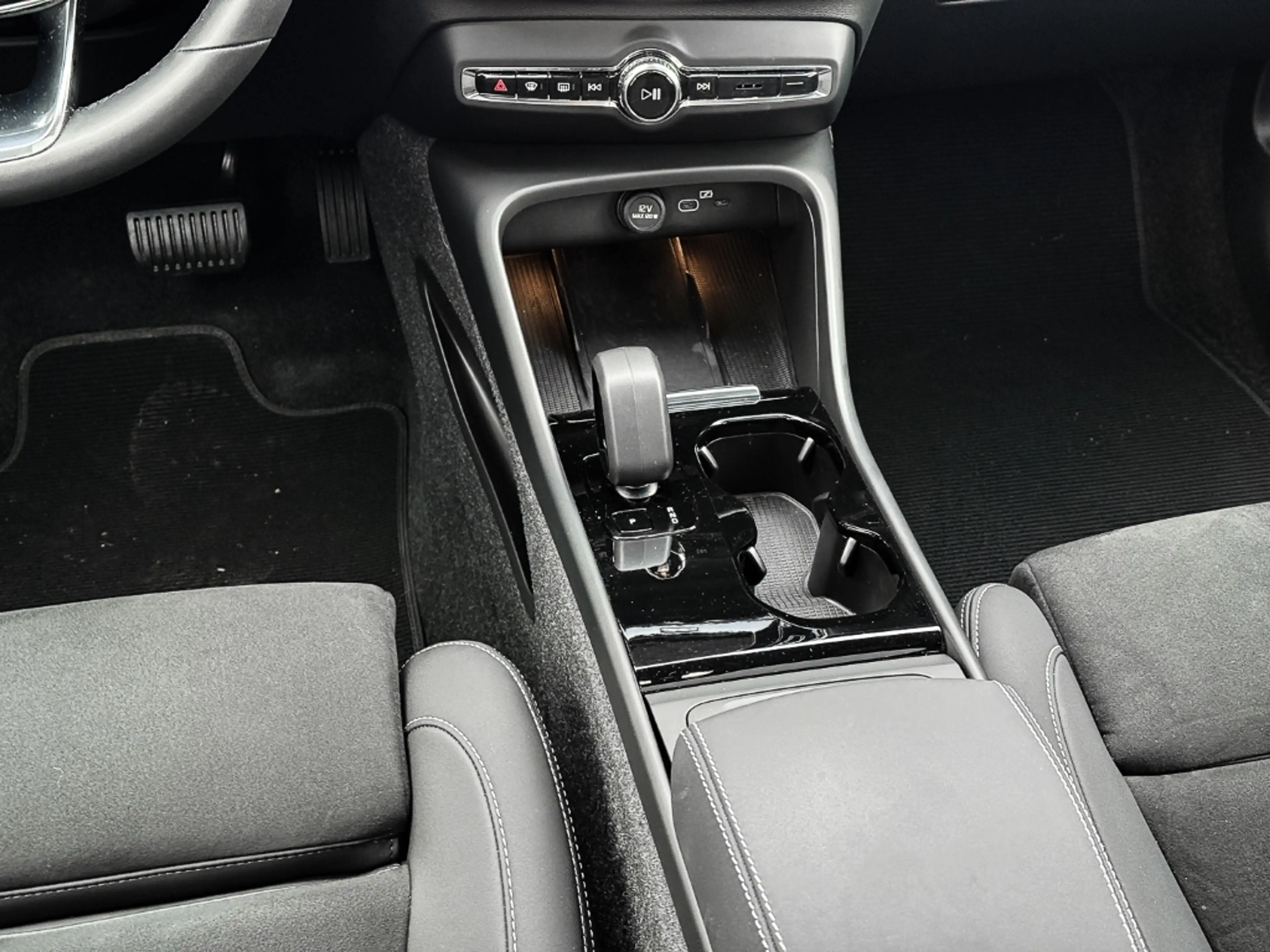 Volvo C40 Recharge Twin Motor AWD Plus Pilot Assist — photo 10