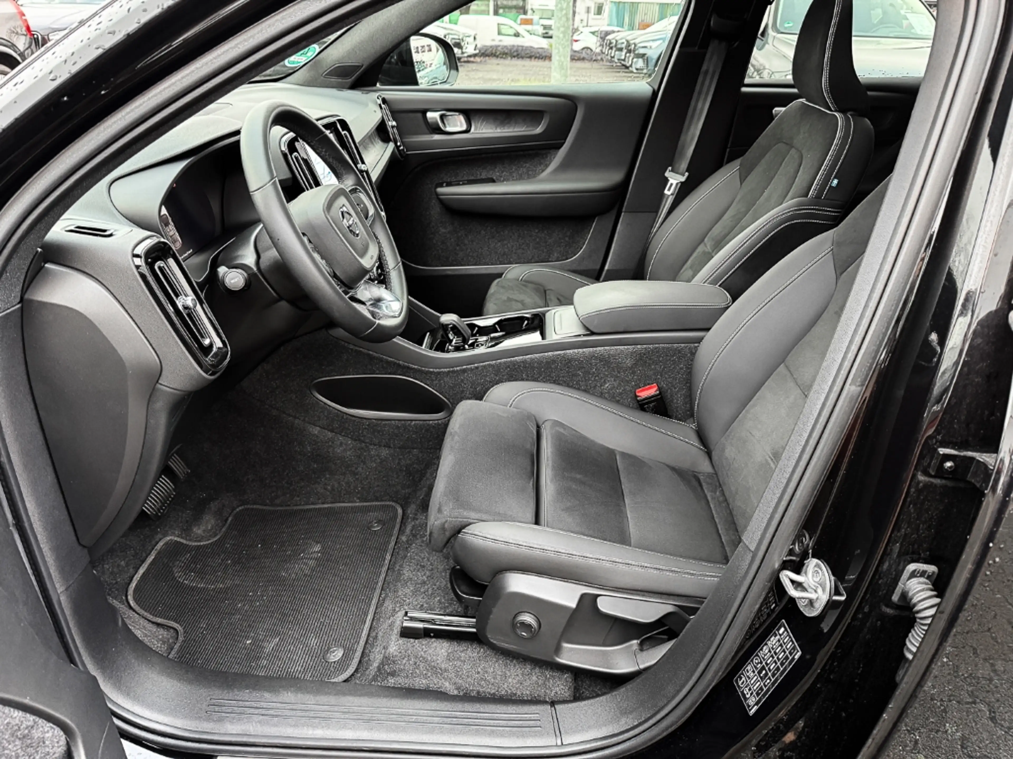 Volvo C40 Recharge Twin Motor AWD Plus Pilot Assist — photo 12