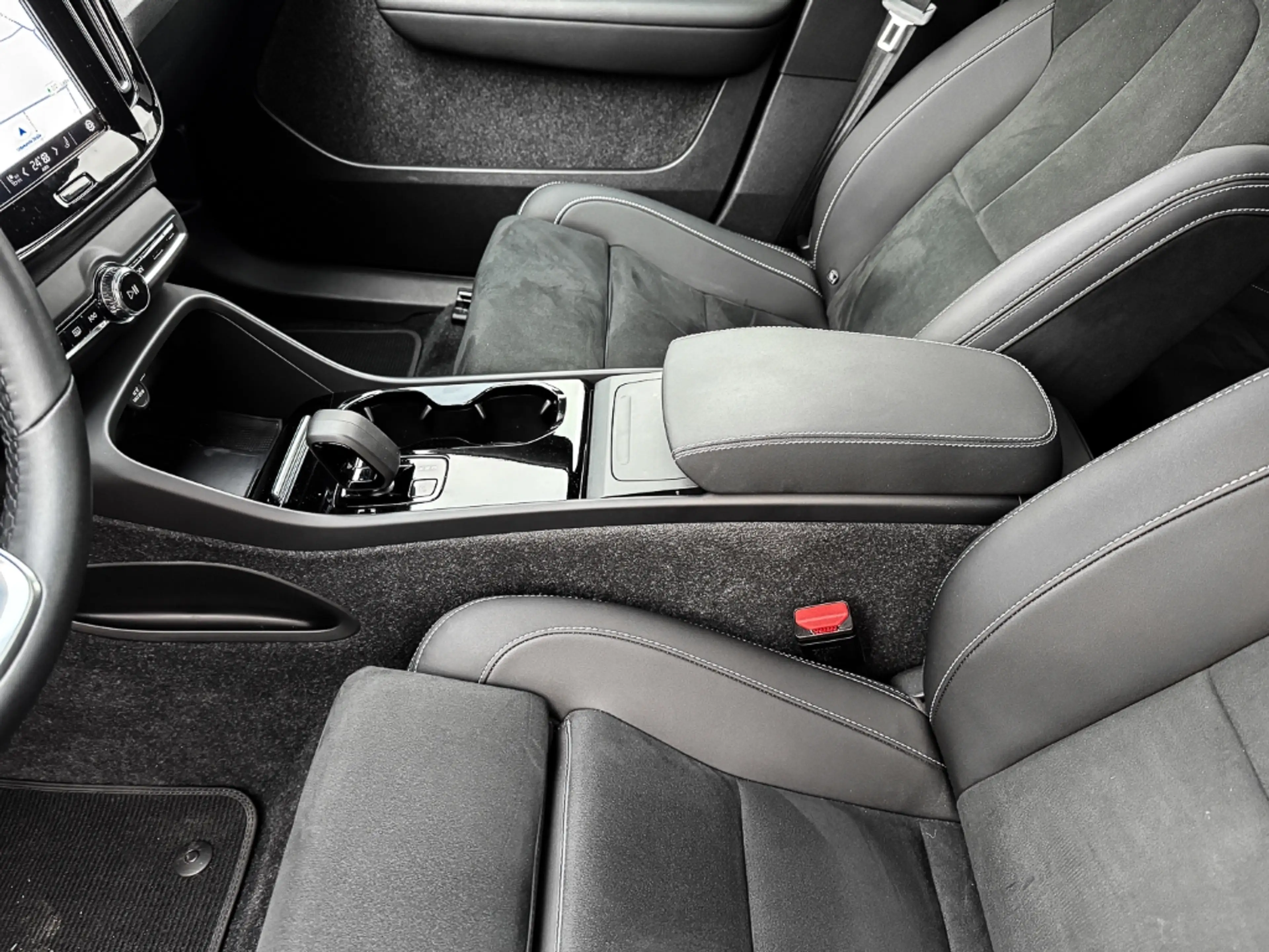 Volvo C40 Recharge Twin Motor AWD Plus Pilot Assist — photo 13