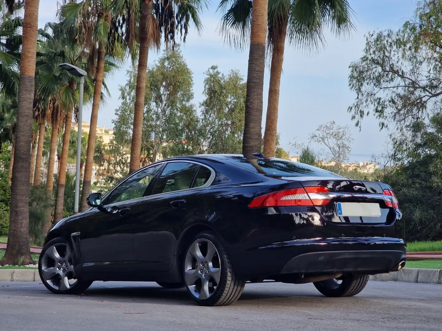 Jaguar XF 2.2 Diesel Premium Luxury Aut. Nero - 2