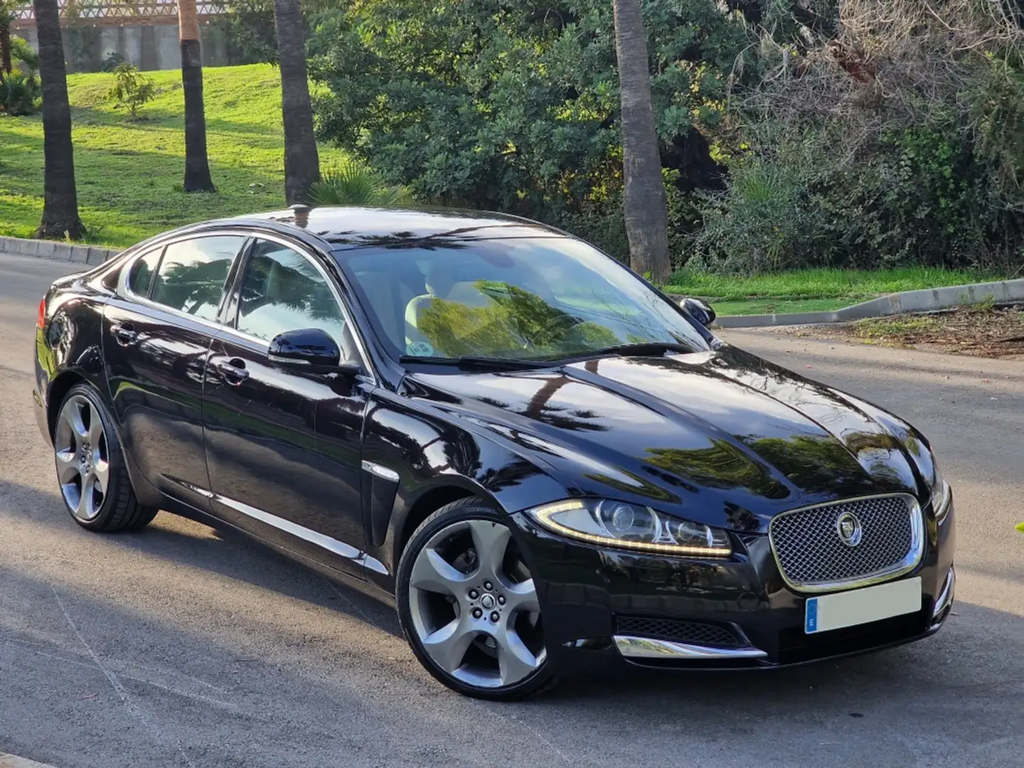 Jaguar XF 2.2 Diesel Premium Luxury Aut. Nero - 1