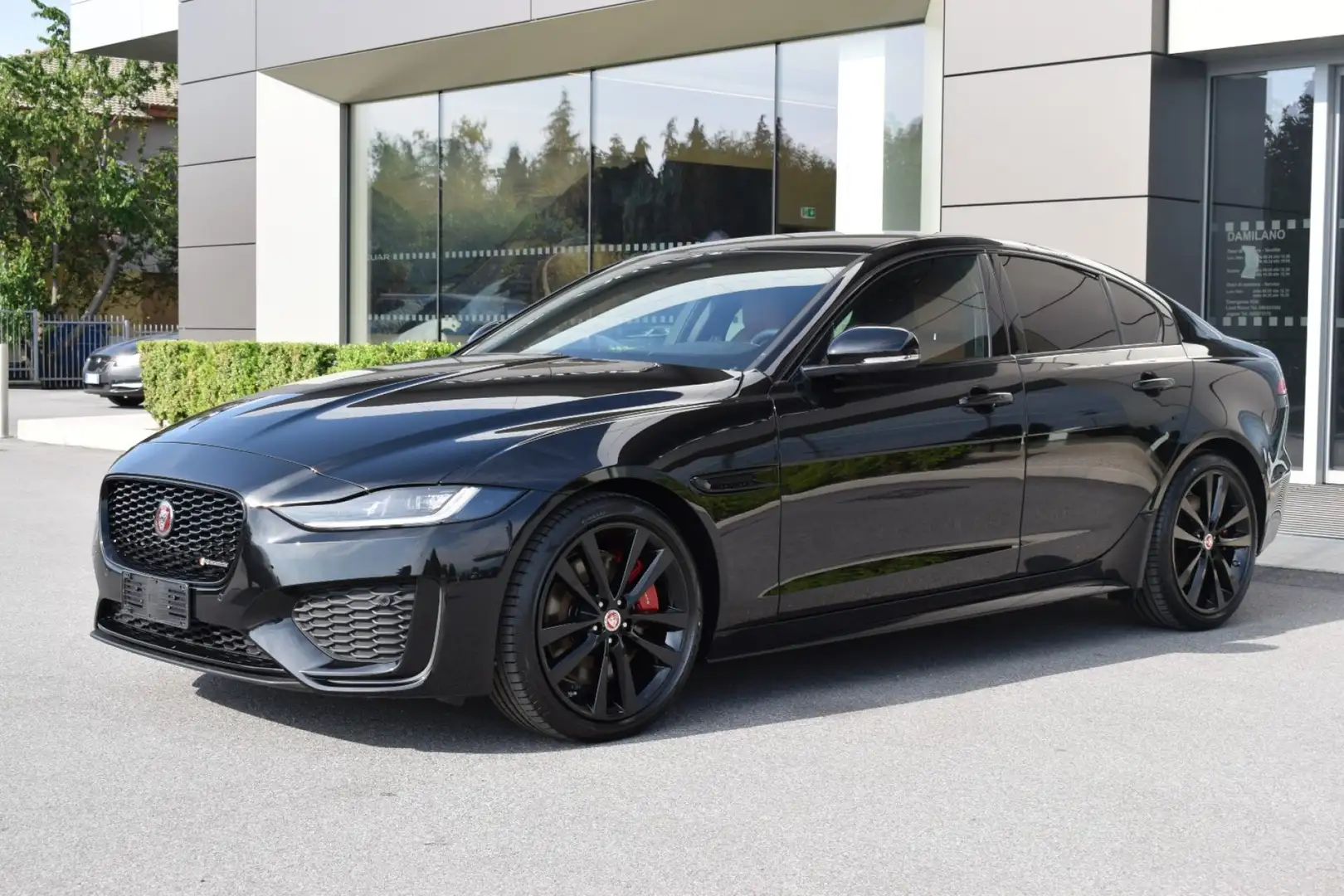 Jaguar XE 2.0 D 204 CV AWD aut. R-DYNAMIC Black Edition Чорний - 1