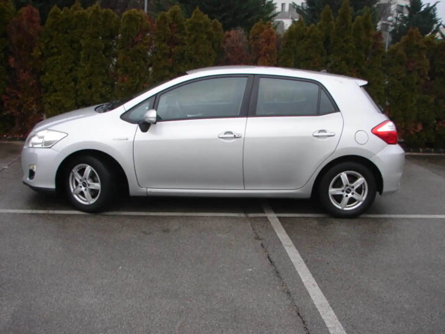 Toyota Auris 1,8 VVT-i Hybrid Premium Silber - 2