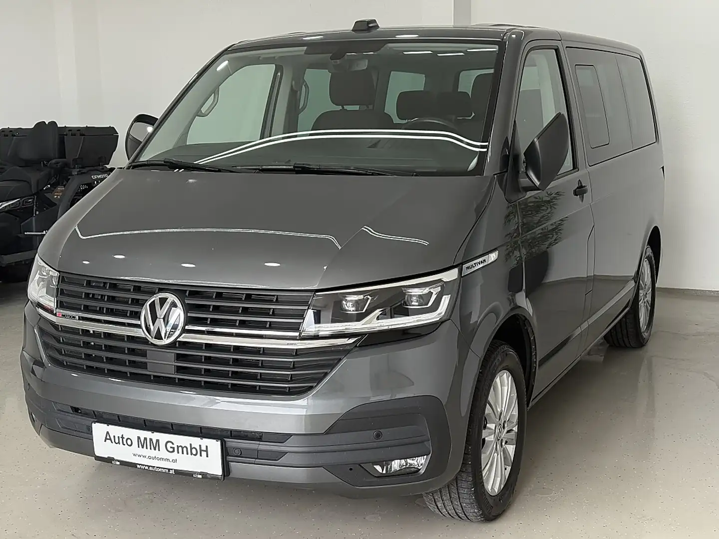 Volkswagen T6.1 Multivan Multivan T6.1 2,0 TDI 4Motion BMT DSG Grau - 2