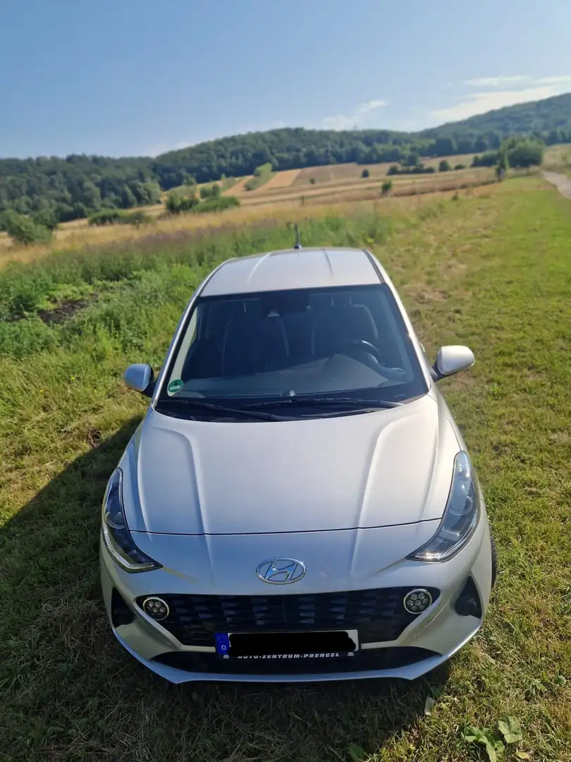 Hyundai i10 1.0 EDITION 30 Klima SHZ CARPLAY LHZ DAB Navi MFL Серебристый - 2