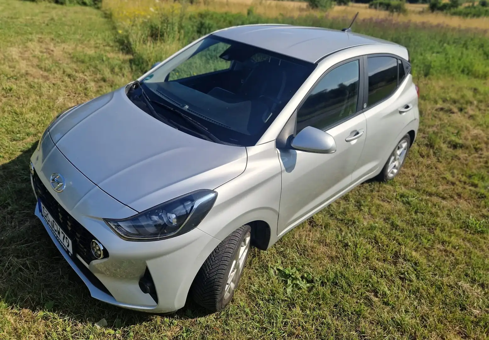 Hyundai i10 1.0 EDITION 30 Klima SHZ CARPLAY LHZ DAB Navi MFL Серебристый - 1