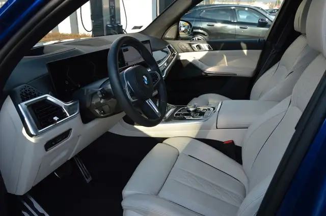 BMW X7 view 12
