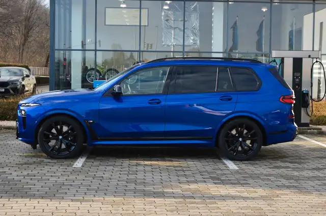 BMW X7 view 9