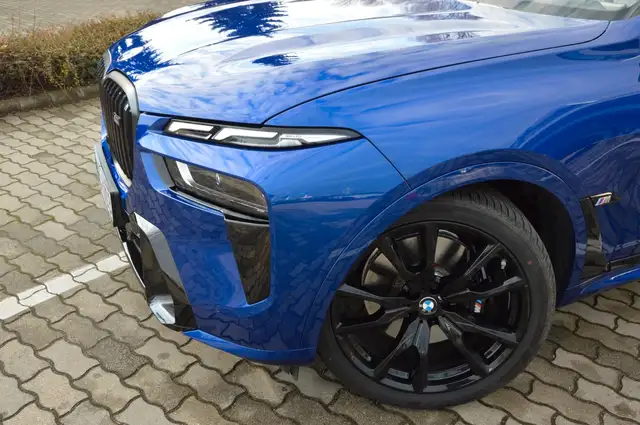 BMW X7 view 8