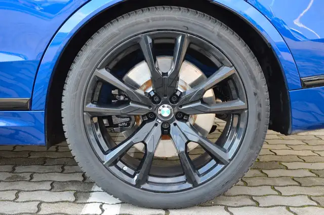 BMW X7 view 11
