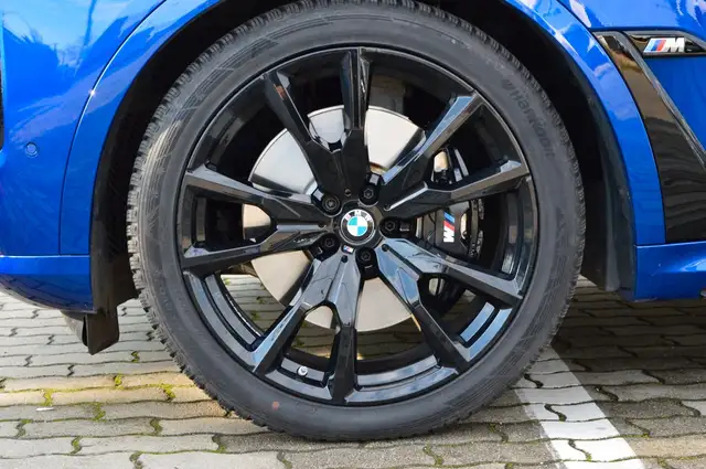 BMW X7 view 10