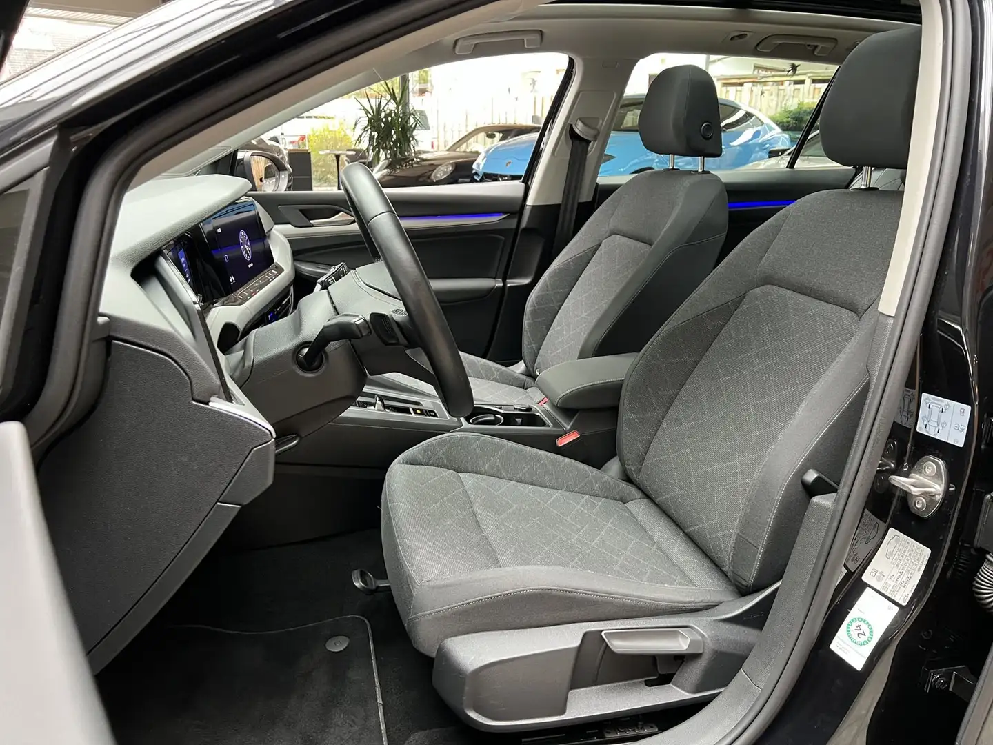 Volkswagen Golf Life 2.0 TDI Pano Navi LED Standheizung AHK Noir - 2